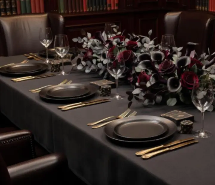 Elegánsan megterített privát póker vacsora asztal gyertyafénnyel és fine dining részletekkel.